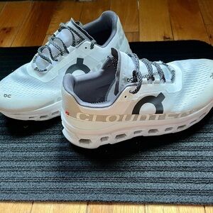 On Running White and Gray Athletic Shoes